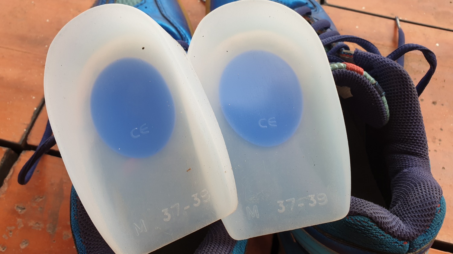 Hàng chuẩn, đi khá êm gót chân, tốt hơn một loại rẻ tiền mình mua trước đây; đúng là giá cao hơn có khác. Chỉ có điều là cái mình mua ghi size M phù hợp từ chân cỡ từ 37~39, nhưng vẫn hơi hơi to khi bỏ vào giày size 40 mà mình đang đi.