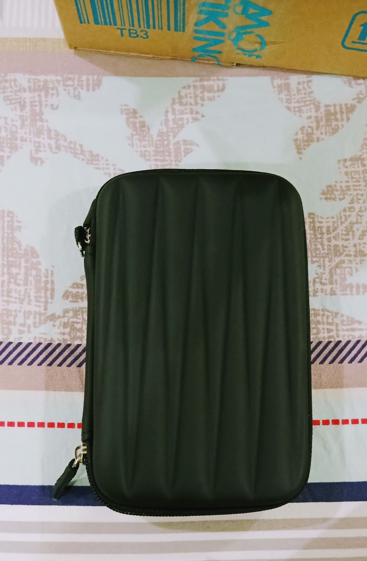 Hàng giao đúng mô tả, mới nguyên, nhìn chắc chắn, cứng cáp, lớp đệm ổn, dây kéo mượt, mình mua về để cất sạc dự phòng, tai nghe, usb, cáp sạc, đủ nhu cầu sử dụng. Hàng giao đúng mô tả, mới nguyên, nhìn chắc chắn, cứng cáp, lớp đệm ổn, dây kéo mượt, mình mua về để cất sạc dự phòng, tai nghe, usb, cáp sạc, đủ nhu cầu sử dụng.