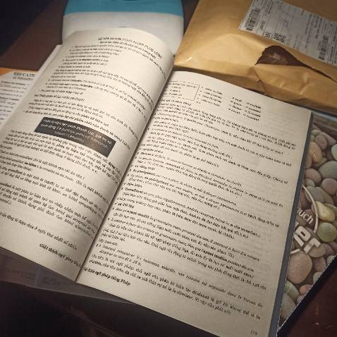 Chưa bàn nội dung. Trang bìa sách đẹp, khổ giấy to nhưng giấy phía trong mỏng sợ rách luôn á mọi người, trang giấy màu xám chứ ko phải màu sáng.
Mình tiếp xúc tiếng Pháp đã 4 năm nay, giờ tập trung nâng cao trình độ hơn.
Chúc mọi người học tốt và đạt kết quả cao!