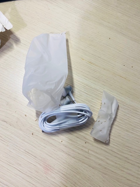 Mở hàng ra là 1 đống kiến, không biết hàng như nào nhưng như vậy là chứng tỏ người bán không kiểm tra trước khi đóng.