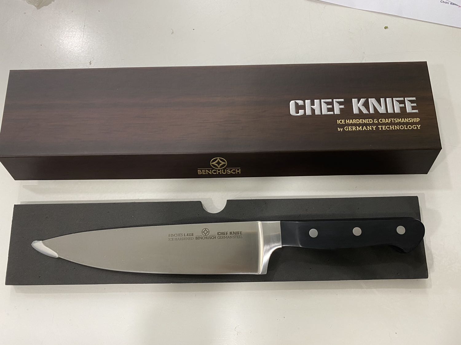 Dao cực đẹp, nhìn cái hộp đã thấy mê , cán đúc liền với lưỡi dao , rất sắc bén ! Rất đáng tiền! 😍😍