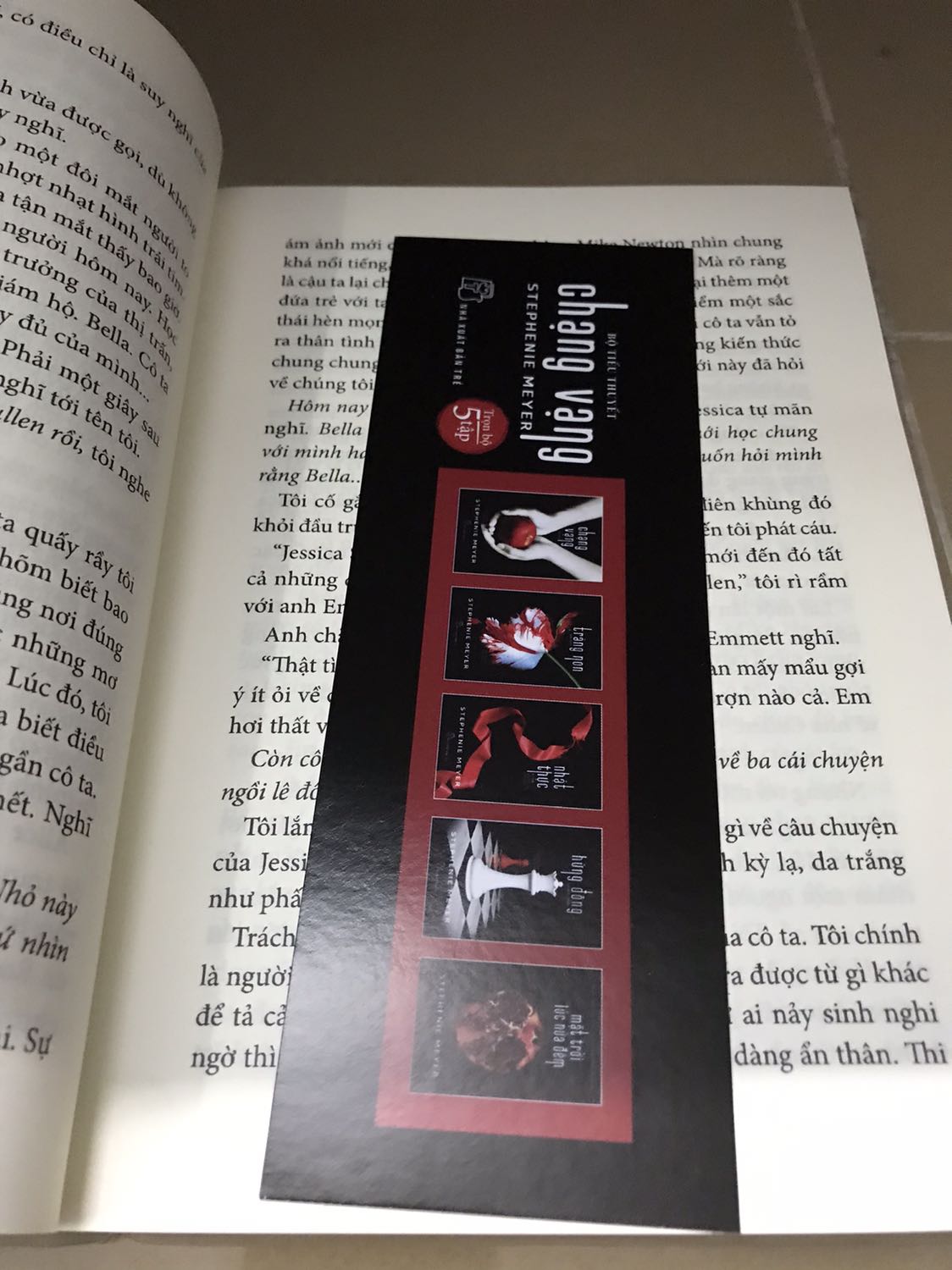 Quyển sách của thanh xuân, hso giảm 50%, đáng mua!
Quyển sách cuối cùng trong hệ Twilight Saga, thanh xuân của nhiều người. Sách dày, giọng văn dịch mang phong cách khác những những tập trước, hơi không quen. 
Chất lượng giấy in tốt. Sách có bookcare Tiki now vẫn giao hàng đúng hẹn, hỗ trợ trách nhiệm