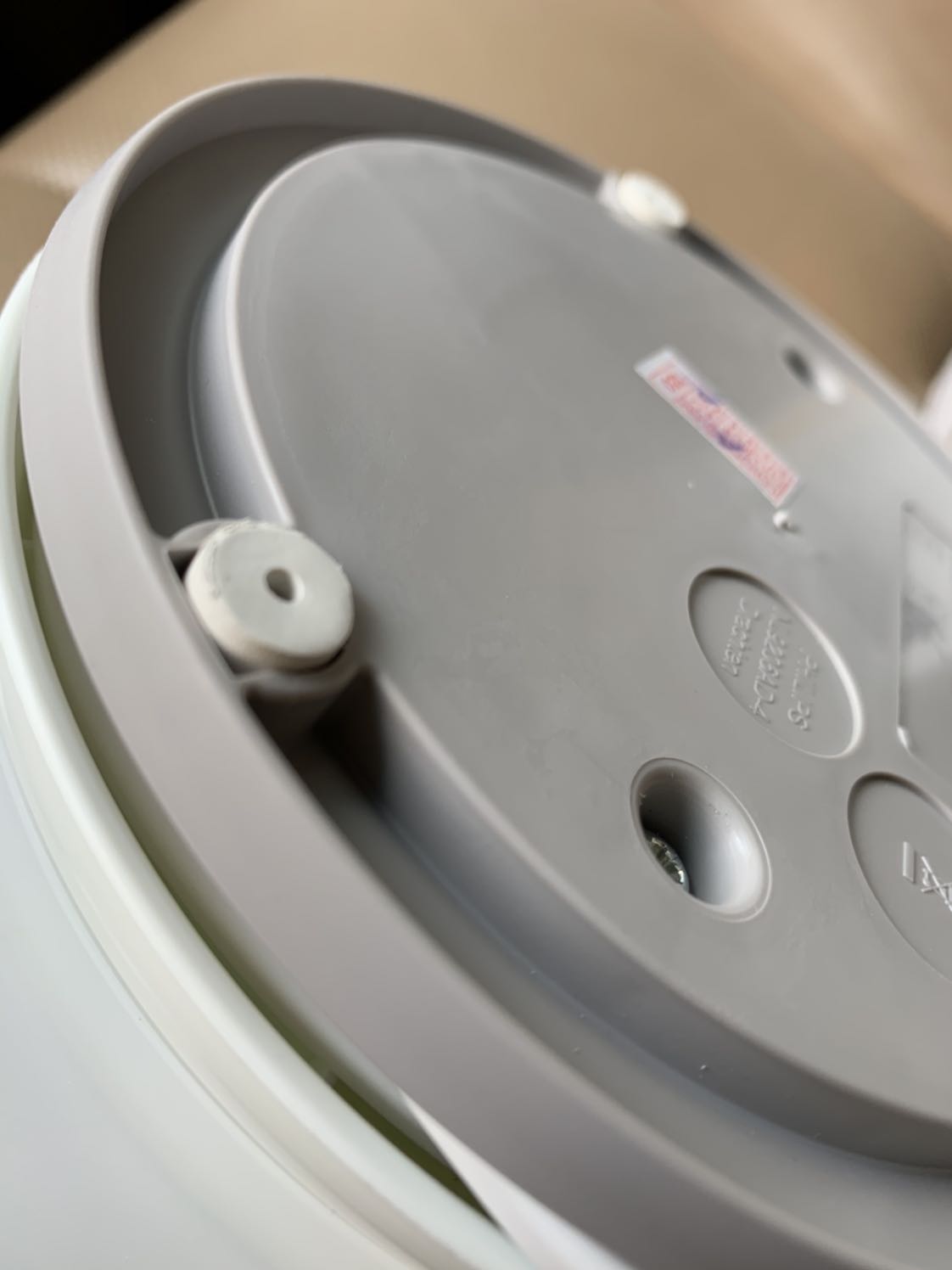 Sản phẩm chất lượng kém, không có bao bọc  gì hết. 3 cái đệm cao su không đều nhau không chắc chắn gì cả. Tìm không thấy nơi sản xuất. Tôi muốn trả lại hoặc đổi sản phẩm khác.