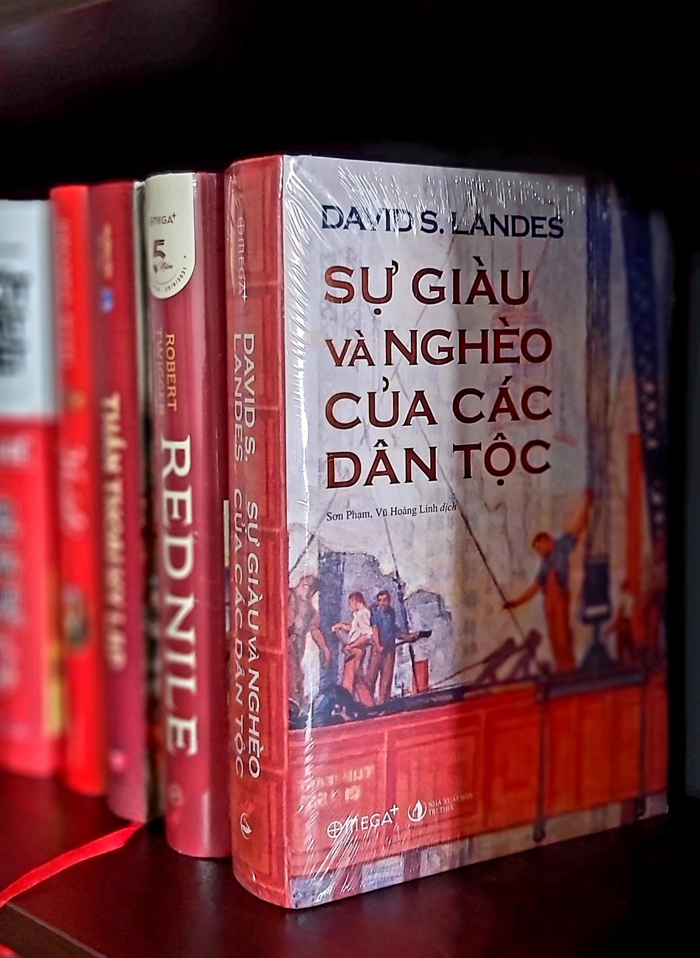 "David Landes đã viết nên một công trình khảo sát bậc thấy về những thành công lớn và thất bại lớn trong các nền kinh tế ghi vào lịch sử của thế giới. [...] Bất kỳ ai nghĩ rằng thành công kinh tế của một xã hội tách biệt với những đòi hỏi về đạo đức và văn hóa của xã hội ấy hắn nhiên sẽ phải suy nghĩ lại."  ROBERT SOLOW