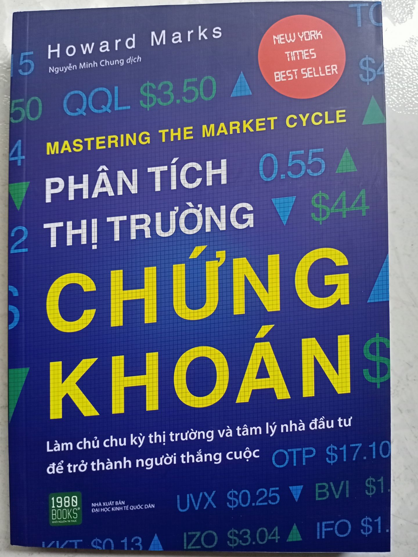 Tiki xử lý đơn hàng nhanh, giao hàng nhanh, đặt hàng khuya hôm trước mà chiều hôm sau đã có. Sách thì đẹp, chất lượng. Chưa đọc nên chưa đánh giá được nội dung sách.
Điểm trừ là không có một bọc chống sốc nào ở đây cả. Lần đầu mua sách của Tiki (nhà phân phối Tiki Trading), mò vào đọc từng comment của người mua trước, thấy nội dung thì bổ ích nên mua. Qua đó cũng có một số phản ánh sách bị méo mó, bị dính keo, có chỗ bị rách. Lần đầu đọc thì không tin đâu, cứ nghĩ là chắc thiếu sót gì ở đây rồi, Tiki Trading mà làm vậy thì ai còn có lần sau nữa. Nhưng khi nhận sách mới thấy một chữ thất vọng, quá tệ (hình ảnh sách bị móp méo), một cuốn thì không sao, đằng này đặt 3-4 cuốn một lượt (à cái này là một đơn luôn nha) mà không có một bọc chống sốc nào. Quá tệ. Cho 2* cho dịch vụ giao hàng nhanh.
Lần sau sẽ cân nhắc đến việc đổi nhà phân phối, thà đắt hơn một chút nhưng sách không bị sao cả. Dù gì khi bạn xuống tiền mua một cuốn sách thì chẳng dễ gì, đắng đo lắng mới đưa ra quyết định mua, mà mua thì cũng muốn trân trọng nó nên cần quyển sách thật như mới chứ không cần giao hàng nhanh mà sách bị như thế này đâu.
Hơi lủng củng. Mọi người đọc nên cân nhắc.