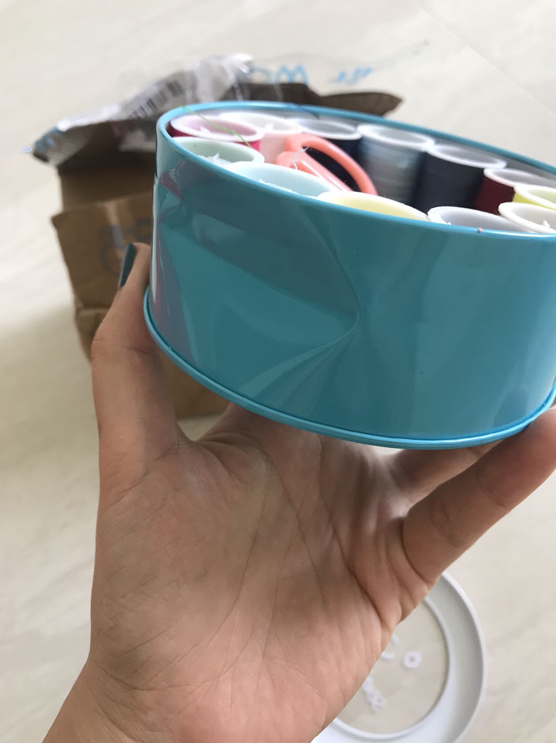 Shop đóng gói không tốt. Mình nhận đồ mà móp méo như này. Đây không phải lỗi của vận chuyển nhé. Nếu muốn hàng ko méo thì shop phải bọc cẩn thận và lèn giấy chống méo.