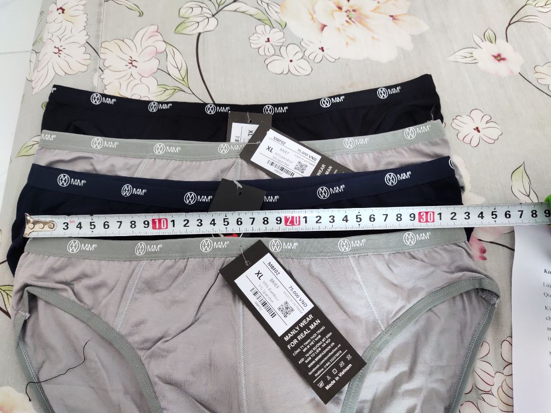Chất vải mềm, mát, đường may tỉ mỉ, mặc khá thoải mái. Duy chỉ có sai sót về size, shop có giải thích, nhưng cũng ko ảnh hưởng gì vì mình mặc rất vừa (ko biết là size XL hay 2XL). Mình chỉ góp ý thêm chút là shop nên thêm thông tin chiều ngang quần trong phần mô tả kích thước để mn so sánh với cái mn đang mặc sẽ dễ chọn đúng size hơn Chất vải mềm, mát, đường may tỉ mỉ, mặc khá thoải mái. Duy chỉ có sai sót về size, shop có giải thích, nhưng cũng ko ảnh hưởng gì vì mình mặc rất vừa (ko biết là size XL hay 2XL). Mình chỉ góp ý thêm chút là shop nên thêm thông tin chiều ngang quần trong phần mô tả kích thước để mn so sánh với cái mn đang mặc sẽ dễ chọn đúng size hơn