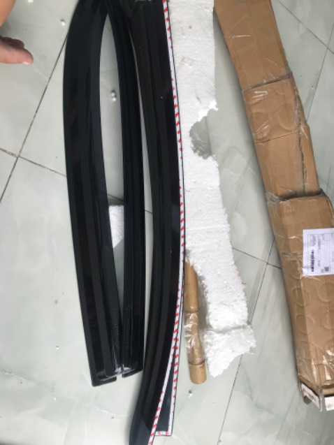 Shop giao nhầm hàng rồi ạ. Tôi đặt vè chắn mưa xe ôtô spark, shop lại giao vè chắn mưa xe ôtô matiz. Nhờ shop đổi lại hàng giúp ạ, cảm ơn shop
