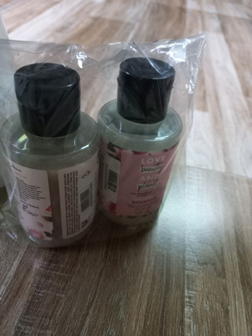 Giao hàng nhanh,đóng gói cẩn thận. Đã mua nhiều lần loại này,nhưng ko biết sao sp lần này mùi nồng hơn rất nhiều,nồng ko phải kiểu thơm nồng mà nồng mùi hóa học. Nên mình ko an tâm sử dụng cho bé. Sẽ cân nhắc lại