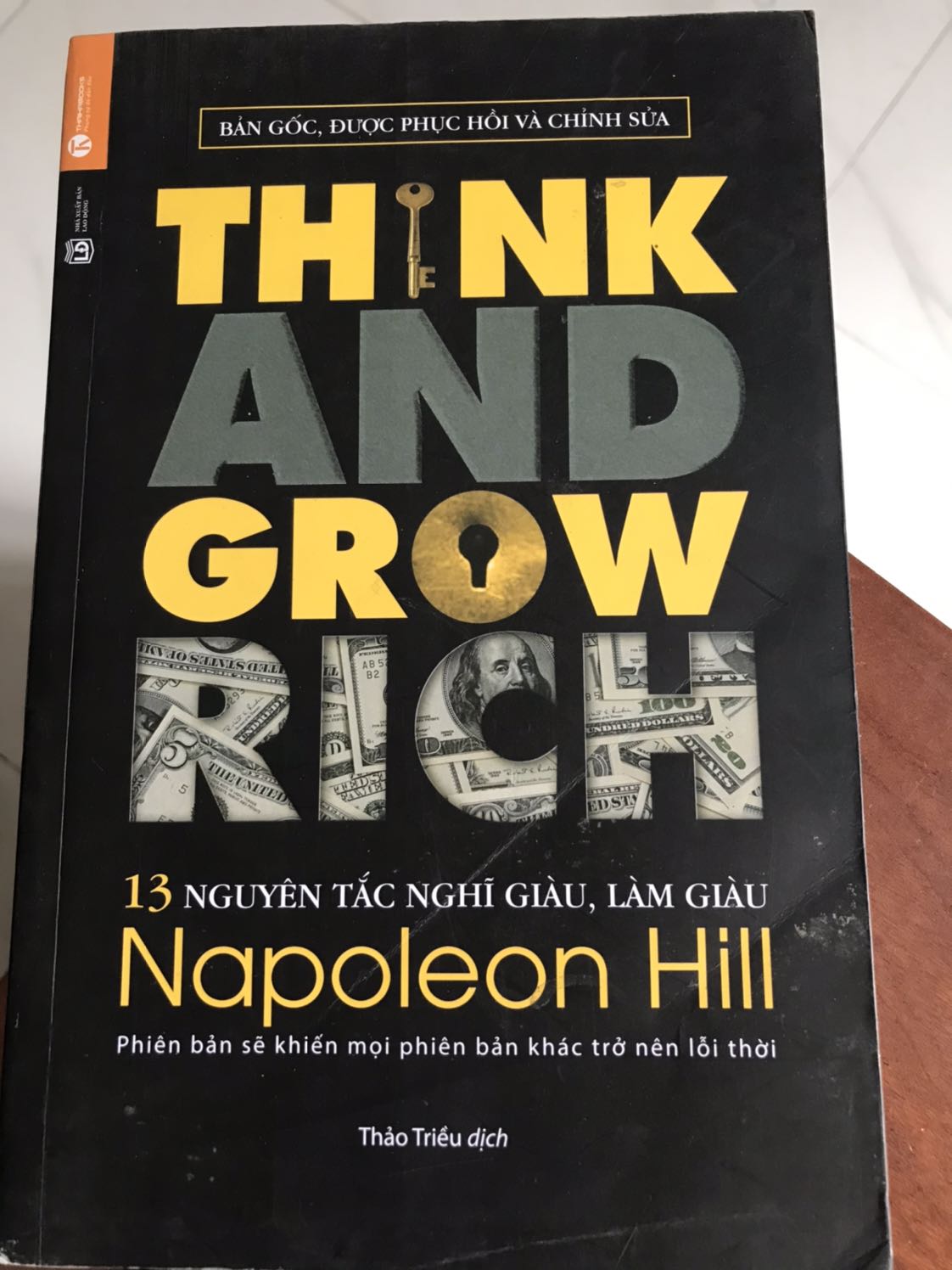 Mua sách mới nhưng giao sách cũ. Bìa sách và cả các trang dơ, trầy xước. Bị gập và gãy nhiều.