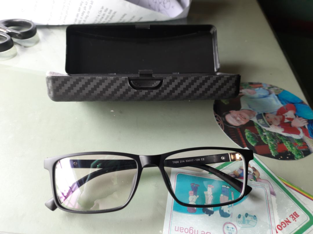 SP gần giống hình mô tả (không có tem trên mắt kính), không rõ xuất xứ vì chả có tem mác gì SP gần giống hình mô tả (không có tem trên mắt kính), không rõ xuất xứ vì chả có tem mác gì