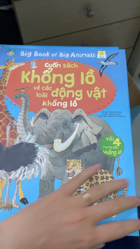 Nên mua ạ. Sách đẹp mà bé thích cực