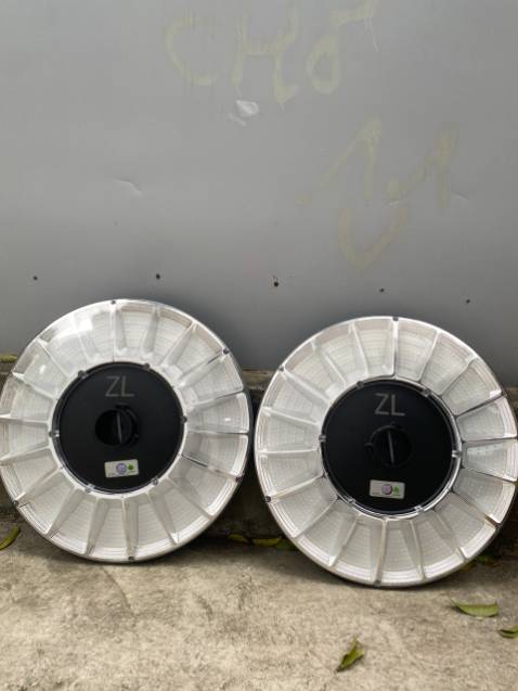 Đèn đẹp, rất chắc chắn nha. Ánh sáng tốt, độ chiếu sáng phủ rộng. Nói chung là đẹp, tốt và chất lượng. Rất đáng mua ạ