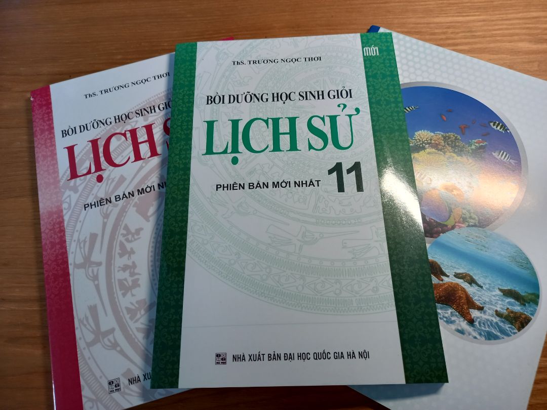sách giao hàng nhanh, đóng gói cẩn thận và đẹp, sạch sẽ; mua 2 quyển được tặng thêm một quyển vở nhỏ để ghi chép