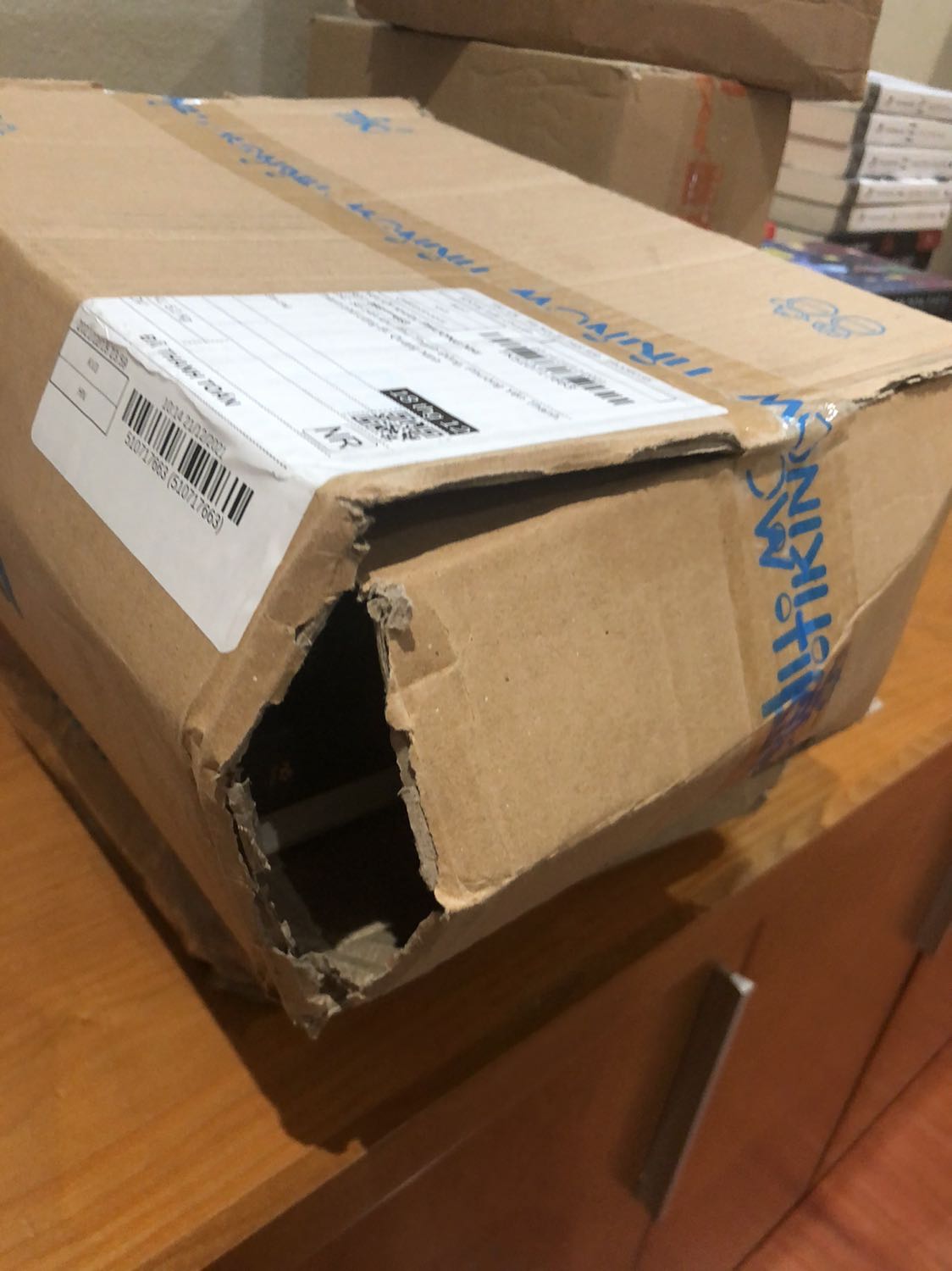 Sách thì 5 sao nhưng vận chuyển mình xin phép đánh giá 1 sao ạ. Do đợt này hội sách nên mình đã đặt khá nhiều trên Tiki, mà mình để ý là đơn vị giao hàng nào, đơn hàng từ kho nào bất kể xa gần thì hộp đựng đều như thế này đây. Có hộp thì sách bên trong còn có túi bọc chứ có hộp thì sách không hề được bọc hay gì luôn ạ. Mong Tiki sớm khắc phục vấn đề này.