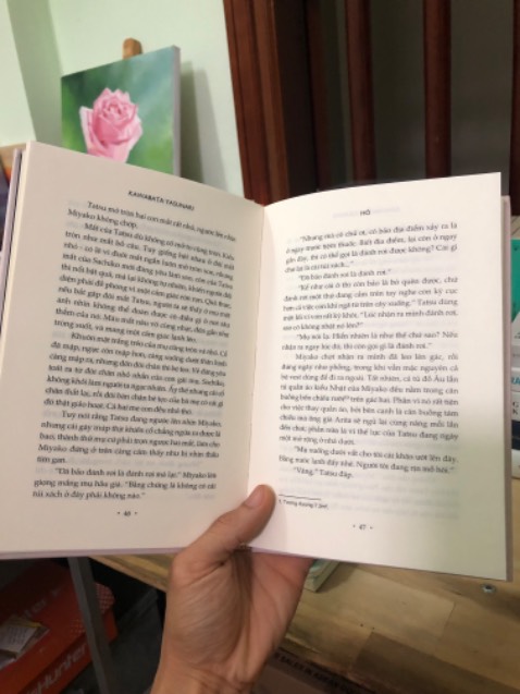 Đây là cuốn sách đầu tiên của nhà văn Kawabata mà mình đọc, tác giả có lẽ là quá nổi tiếng trong giới văn học rồi. Một cuốn sách nhẹ nhàng, nhưng không dễ đọc, câu chuyện không kịch tính bất ngờ mà kiểu thơ mộng, mơ hồ, mông lung, những đoạn hội thoại đẹp đẽ, thật sự không biết tả ra sao. Là một người yếu kém trong cảm nhận và phân tích văn thơ nên mình chưa thật sự hiểu được những điều mà tác giả muốn truyền tải, hoặc hiểu hết được những gì đã diễn ra. Tuy vậy mình vẫn thấy đây là một cuốn sách hay, có lẽ nên đọc lại một lần nữa để hiểu hơn. Sách thì về tay an toàn vì Tiki đóng gói okee và shiper giao hàng okee