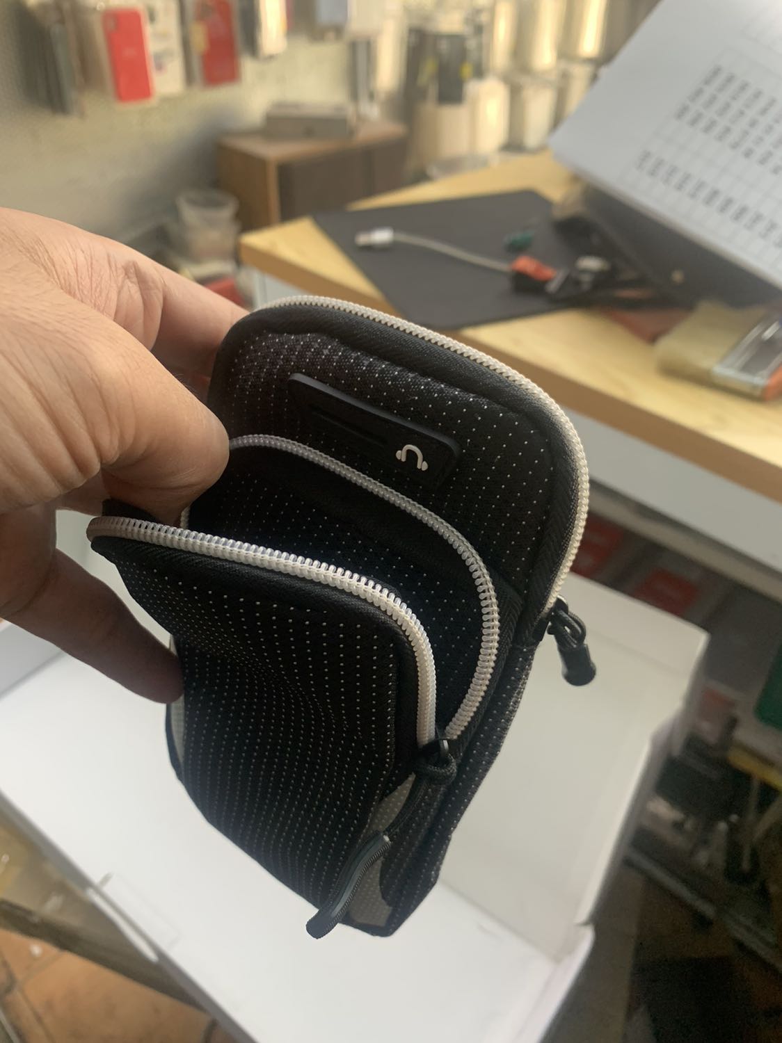 Đẹp, chắc chắn và vải chống nước như mô tả, giao hàng nhanh