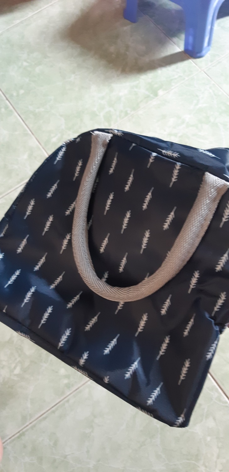 - mẫu mã đẹp, độ dày của lớp cách nhiệt khá mỏng, nên thời gian giữ nhiệt chỉ  khoảng 1h30-2h30.
- Không nên sử dụng cho loại hộp cơm làm từ thủy tinh. Túi mỏng lắm.
- Túi kín
- GIao hàng: thời gian giao hàng chưa hợp lý lắm. mình mua cùng lúc vs hộp cơm nhưng giao hai ngày khác nhau, khá phiền cho mình. Chưa kể mặt hàng này thuộc loại "tikinow".