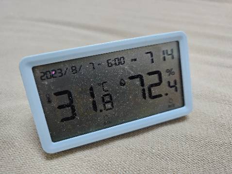 Nhỏ gọn xinh xắn, tặng kèm 2 cục pin Deli. Dễ sử dụng. Tiếc là KHÔNG CÓ ĐÈN NỀN, nên trời tối thì không nhìn được. Nhỏ gọn xinh xắn, tặng kèm 2 cục pin Deli. Dễ sử dụng. Tiếc là KHÔNG CÓ ĐÈN NỀN, nên trời tối thì không nhìn được.