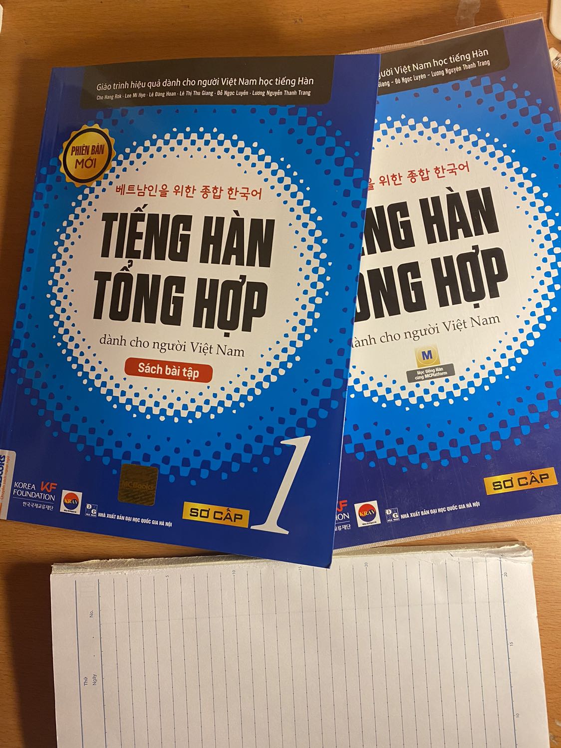 Sách thì đẹp nhưng em có yêu cầu bookcare ạ. Em đặt 2 cuốn, Nhưng chỉ được care 1 cuốn mà vẫn bị trừ số lượng bookcare còn lại của em. Đây đã là lần thứ 2 rồi. Trước đó em có nhắn tin và yêu cầu hộ trợ với TIKI mà không được. Hi vọng em được giảm đáp thắc mắc ạ!