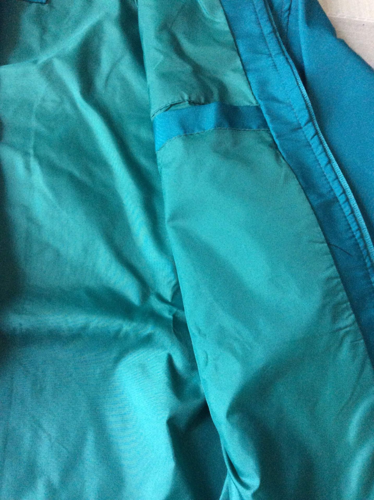 Chất lượng áo đúng như hình và đúng mô ta , áo khoác dù dày 2 lớp mặc vừa vặn , 2 túi khóa dây kéo , đường chỉ may đẹp chắc chắn , Có túi trong sâu , nói chung là hài lòng ! sẽ còn quay lại shop