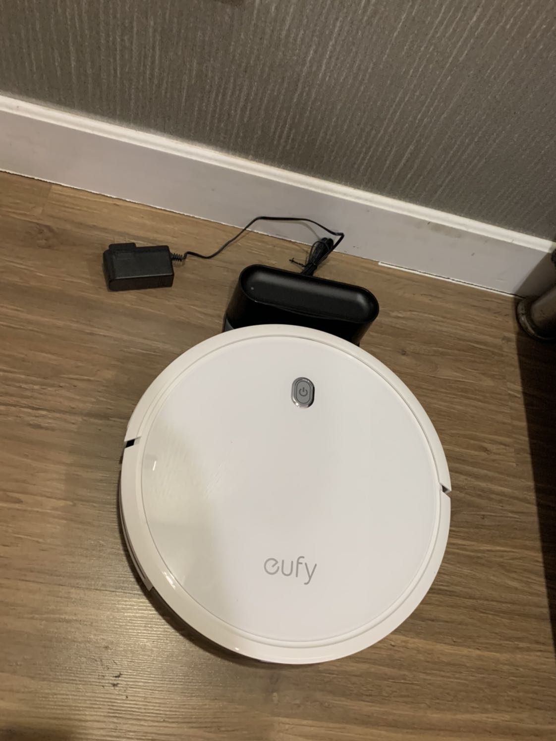 Robot chạy khá êm, hút tốt. Mình dùng cho căn hộ chung cư có sàn gỗ, rộng 94m2 với 2phòng ngủ thì thấy chạy ổn, hút sạch. Sau khi chạy xong tự về sạc pin ngon lành. Sàn sau khi được hút đi êm hẳn chứ ko cảm giác sạn sạn như trước đó.
Nói chung là hài lòng, ko biết các loại robot đắt hơn thì ra sao, còn với em này mình thấy làm sạch sàn nhà cho cảm giác thoải mái. Rất nên mua.
Ko biết mỗi lần chạy đc bao lâu, nhưng cũng hơn 1 tiếng chứ ko ít vì mỗi lần mình ra khỏi nhà mới bật. thời gian sạc lại cũng nhanh tầm 3-4 tiếng.