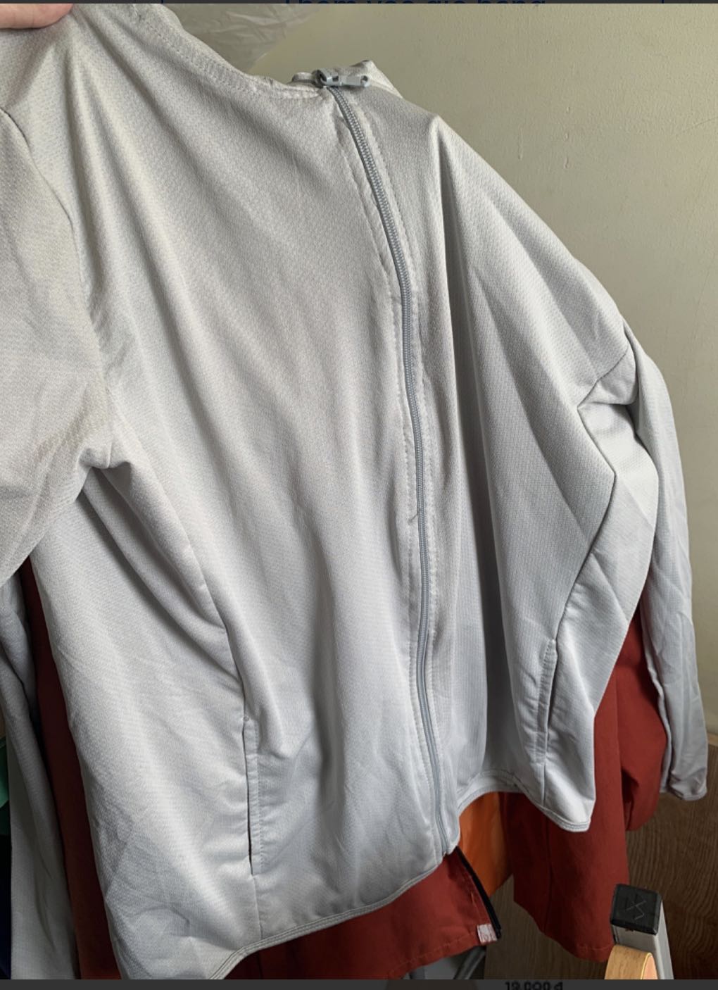 Giao hàng không giống hình, chỉ có áo không có chân váy chống nắng. Nhắn tin thì shop không trả lời