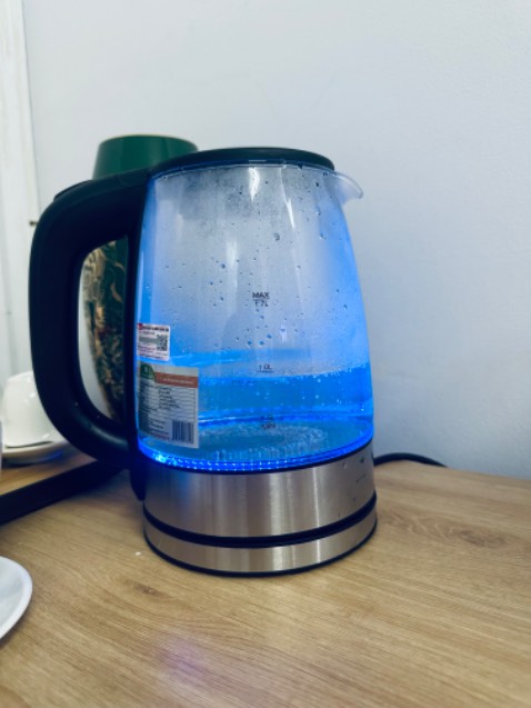 Nhìn đẹp, sang, có led xanh báo điện vào, dễ vệ sinh do miệng bình rộng. Có điều thành bình là thuỷ tinh, hơi mỏng, tạo cảm giác không yên tâm lắm khi rửa, di chuyển sợ va đập. Giá thành như v là rẻ.