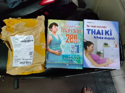 Giao hàng không đúng. Combo Sách Dành Cho Mẹ Bầu: Tri Thức Thai Sản Bà Bầu Cần Biết và Hành Trình Thai Giáo 280 Ngày (Bản Đặc Biệt Tặng Kèm GreenLIfe Postcard AHA) mà lại giao Tri thức cho 1 thai kì khỏe mạnh, cũng không thấy postcard tặng kèm