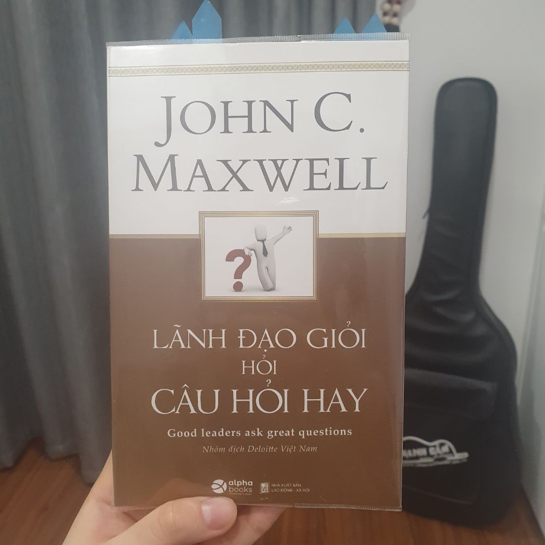 Sách rất hay và thực tế. Nhiều bài học có thể áp dụng được ngay vào công việc và cuộc sống thường ngày. Tác giả viết dễ hiểu, cấu trúc sách gồm 2 phần: Câu hỏi tác giả thường hơi và Các câu hỏi chọn lọc về lãnh đạo mà tác giả nhận được. Trong từng phần, tác giả đưa nhiều câu chuyện từ chính bản thân, cộng sự, đồng nghiệp để cho người đọc nhiều góc nhìn cả chủ quan và khách quan. Đặc biệt phần mình khá thích ở cuốn sách này là có những phần tóm tắt (đóng khung) nội dung quan trọng sau các chương nhỏ và có các câu trích dẫn rất hay. Các bạn nào mới tập làm leader trong 1 team/tổ chức hay muốn phát triển kĩ năng lãnh đạo rất nên đọc. 5 sao.