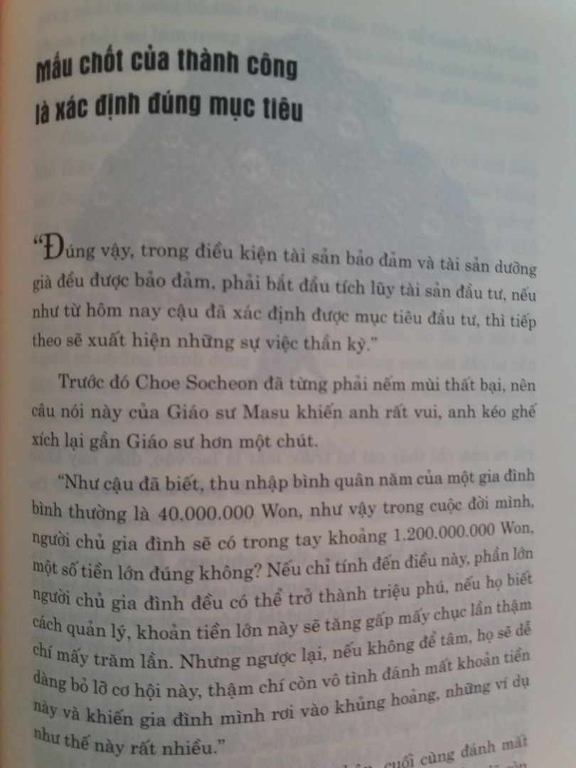 Mình đã nghe audiobook 2 tập cuốn này trước khi mua. Quả đúng như sách nói, có lẽ qua 30 tuổi đã là muộn để đọc cuốn này nhưng vẫn còn hơn không biết về nó.

Sách viết theo lối kể từ những sai lầm trong việc chi tiêu thiếu kế hoạch của Kim Min Seok (35 tuổi) dẫn đến rất nhiều vấn đề xảy ra sau đó. Cuộc sống đúng là không nói trước được điều gì vì thế chúng ta luôn phải chuẩn bị phương án dự phòng cho những điều tồi tệ xảy ra. Cũng giống một số cuốn sách nói về Kỹ năng quản lý tài chính cá nhân để hướng tới sự giàu có và thịnh vượng, nguyên tắc cơ bản nhưng cực kỳ quan trọng của nó cũng được đề cập trong cuốn này theo cách kể chuyện dung dị và chậm dãi của người viết mà không phải bảo bạn phải làm thế này phải làm thế khác. Tiết kiệm và đầu tư chính là mấu chốt của vấn đề: Phải sống dưới mức bản thân kiếm được và phải bỏ qua cảm giác hạnh phúc tạm thời khi chỉ để thỏa mãn bản thân mà cần nhìn xa trông rộng hơn.

Quả thật, quản lý tài chính cá nhân rất quan trọng đối với bản thân mỗi người và cuốn sách này ra đời với nhiệm vụ cao cả đó.
Tiki giao hàng nhanh. Sách đóng gói cẩn thận n lâu rồi mua hàng nhà sách này ko thấy có tặng kèm bookmark như dạo đầu.