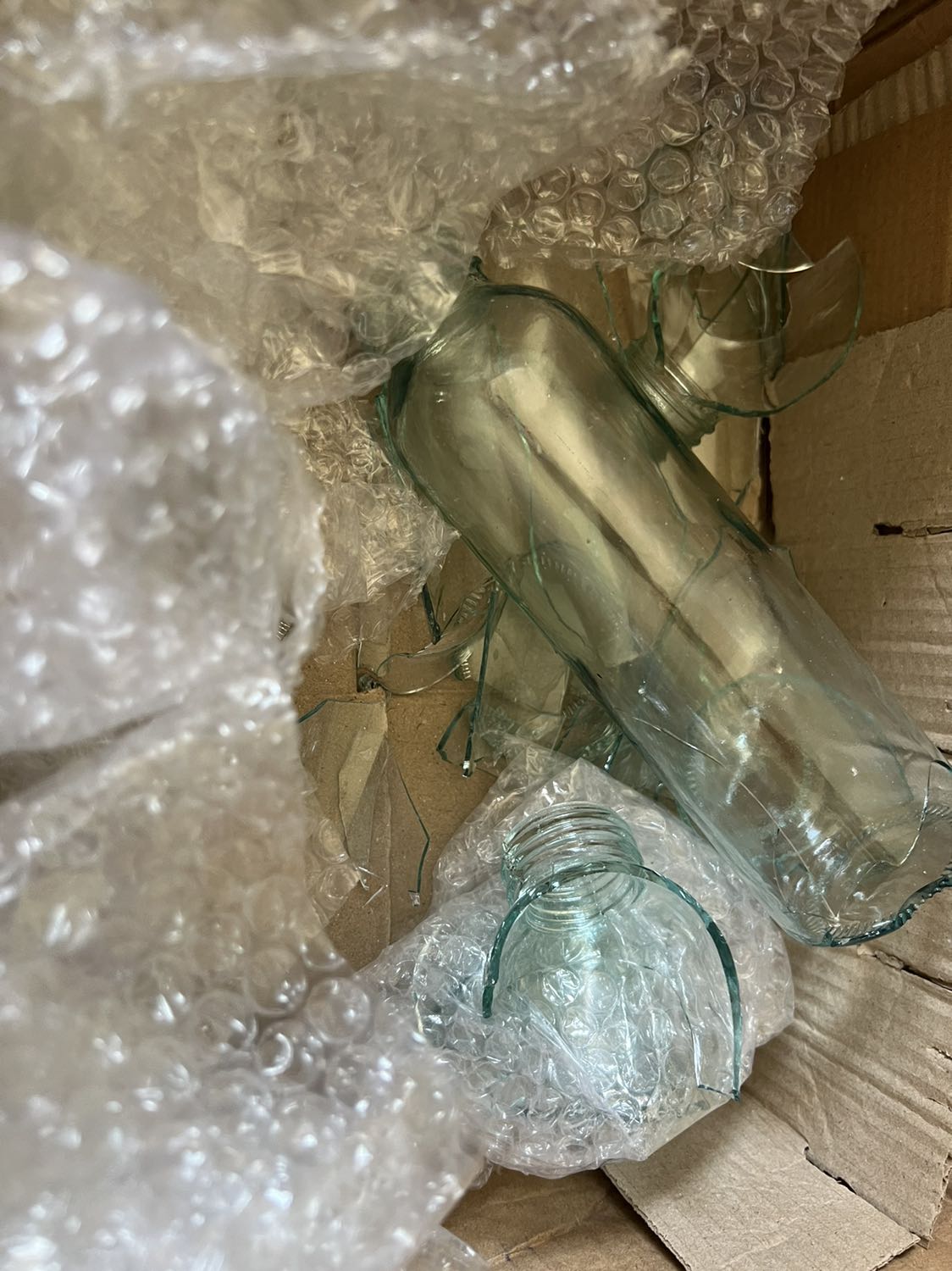 Hàng bị vỡ hết 4 chai