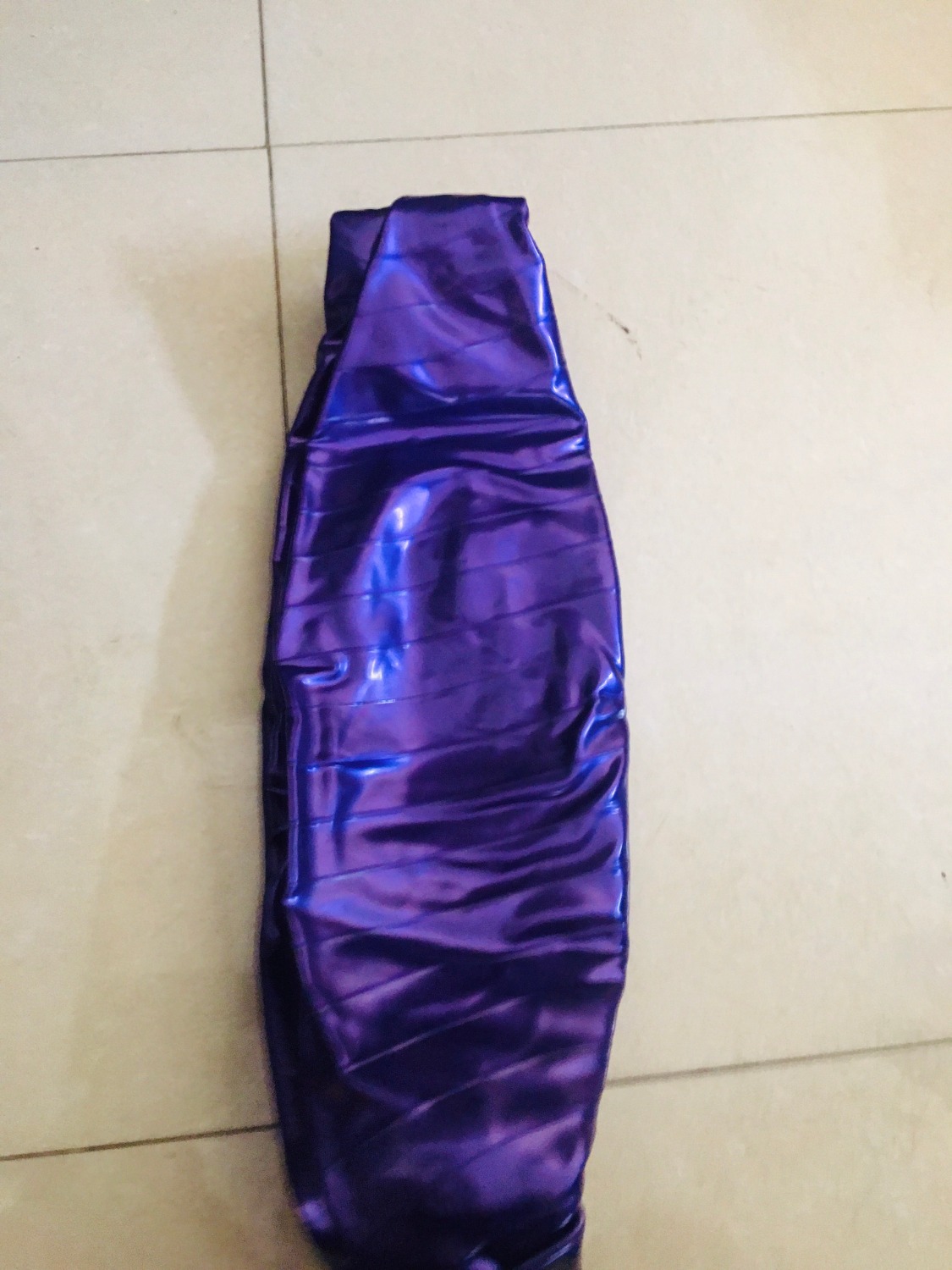 Da bóng khá dày, đàn hồi tốt, màu sắc tím ổn màu, ko bị dây, bị loang như hàng mua bên ko thương hiệu lần trước. bóng đúng chuẩn 75cm, đúng mô tả. cảm ơn midoctor