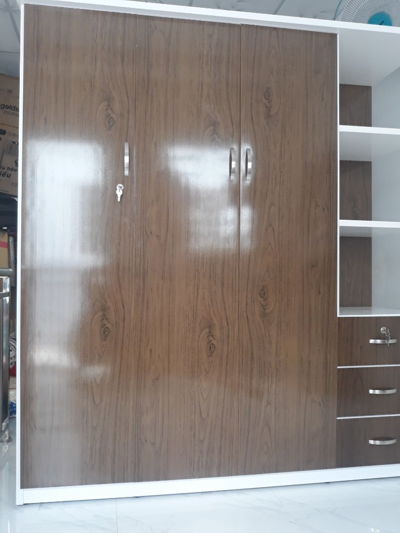 Hài lòng: ( Shop Juno)
- Đã nhận được tủ nhựa như hình mô tả, cảm nhận đầu tiên là tủ rất đẹp, shop rất nhiệt tình, a giao hàng cũng nhiệt tình, hàng giao sớm hơn dự kiến nhưng do mình bận công việc nên hẹn giao lùi lại 2 ngày shop và a vận chuyển vẫn hỗ trợ, giao hàng lắp ráp khá nhanh, tủ nhựa dạng hộp có độ dày cỡ 3cm, cứng cáp ,tủ mới hơi có mùi chút nhưng k sao, tủ rộng đựng đồ thoải mái, kệ trang trí đẹp, để mấy bình bông tuyệt vời

Không hài lòng: 
- Sau khi ráp xong mình đi lau tủ thì phát hiện khá nhiều vết trầy, trầy ngay mặt trước chỗ giả gỗ mặc dù shop bao bọc rất kỹ k hiểu sao vẫn trầy, có thể do vận chuyển, hoặc bị từ trước nhưng vẫn giao
- Cái nữa là bên trong ngăn kéo chỗ mấy góc do uốn góc 90 độ nên nhựa bị gãy rạn, ngay chỗ góc 2 kệ bị bể mất miếng nhựa mất thịt lòi cái lỗ ra luôn
- tủ có thể đc tháo ra trước khi vận chuyển nên mấy vít bắn quá tay cũng bị rạn nhựa

cảm nhận sau cùng vẫn hơi thất vọng một chút, nhưng mình vẫn chấp nhận dùng, mong shop Juno kiểm tra kĩ cho những khách hàng sau, tặng shop 4*