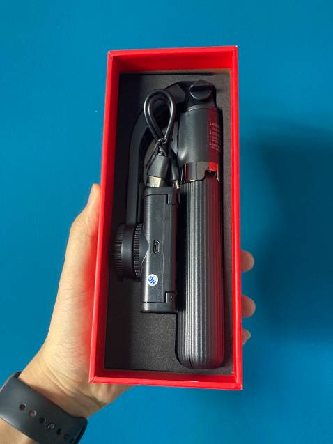 Đóng gói ok. So với giá tiền thì ok (tiền nào của nấy). Chỉ dùng được trong nhà nhé vì chân yếu, ra ngoài là gió rung liền (Nếu dựng đứng ở chế độ tripod. Chế độ gimbal thì gọi là có cho vui thôi chứ làm gì có được một cái gimbal ở giá vài trăm ngàn.