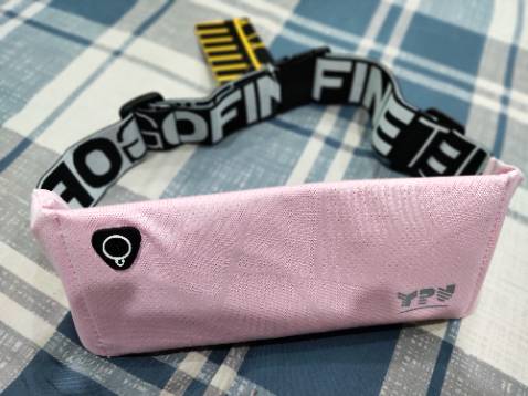 Loay hoay tìm đằng trước ko thấy ngăn túi, hóa ra ẩn đằng sau :)))