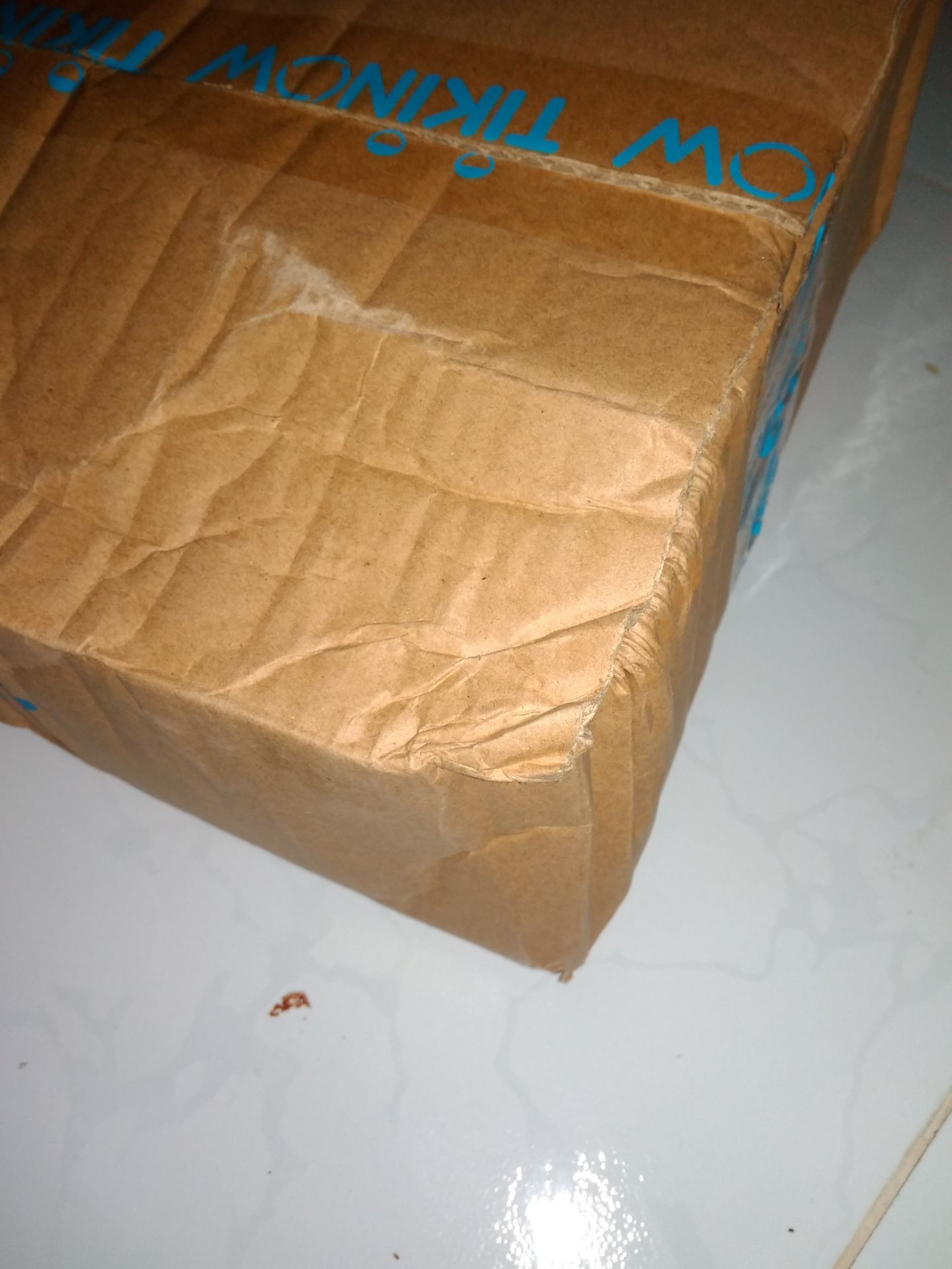 Tiki đóng gói sản phẩm cực kì kém. Giao đến nơi thì thùng đã bị móp méo. Không có mút xốp chống va đập. Lúc mở ra thì hộp đã bung vỏ luôn rồi. Bình thì nhẹ hơn cái đang dùng. Không biết là có chính hãng không nữa. Thất vọng tràn trề.