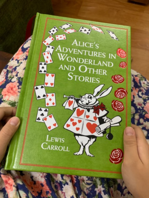 Sách đẹp lắm, bìa cứng, thiết kế đẹp, có nhũ vàng ở cạnh các trang sách nhìn giá trị hẳn. Sách dày nhưng cầm lại nhẹ tay. Giấy hơi ngả màu nhìn classic và ko bị loá như kho đọc trên giấy trắng tinh. Chữ và tranh trong truyện in rõ nét.
Mình rất hài lòng ❤️