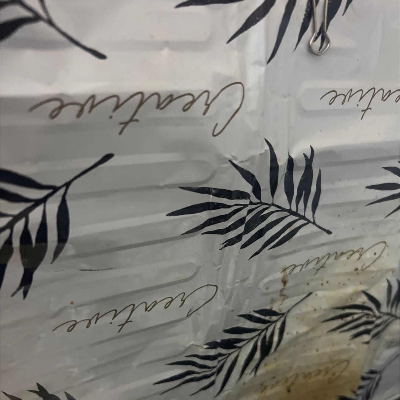 Miếng dán mỏng, yếu ớt, chất lượng kém