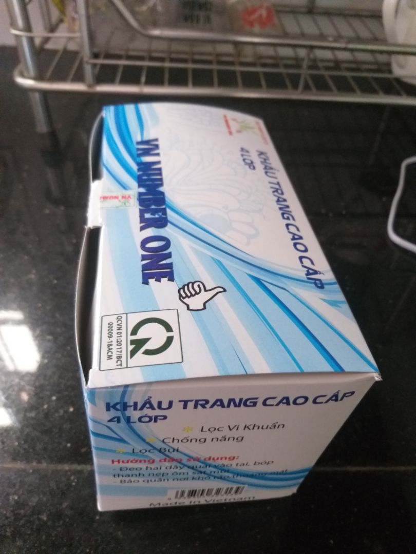 Cảm ơn Tiki và Y tế Lộc đã cho mừng cơ hội mua khẩu trang với giá ưu đãi. Chỉ với 71k mình đã có ngay hai hộp khẩu trang 50 cái 4 lớp, mỗi hộp được tách thành từng gói nhỏ 10 cái rất tiện lợi.