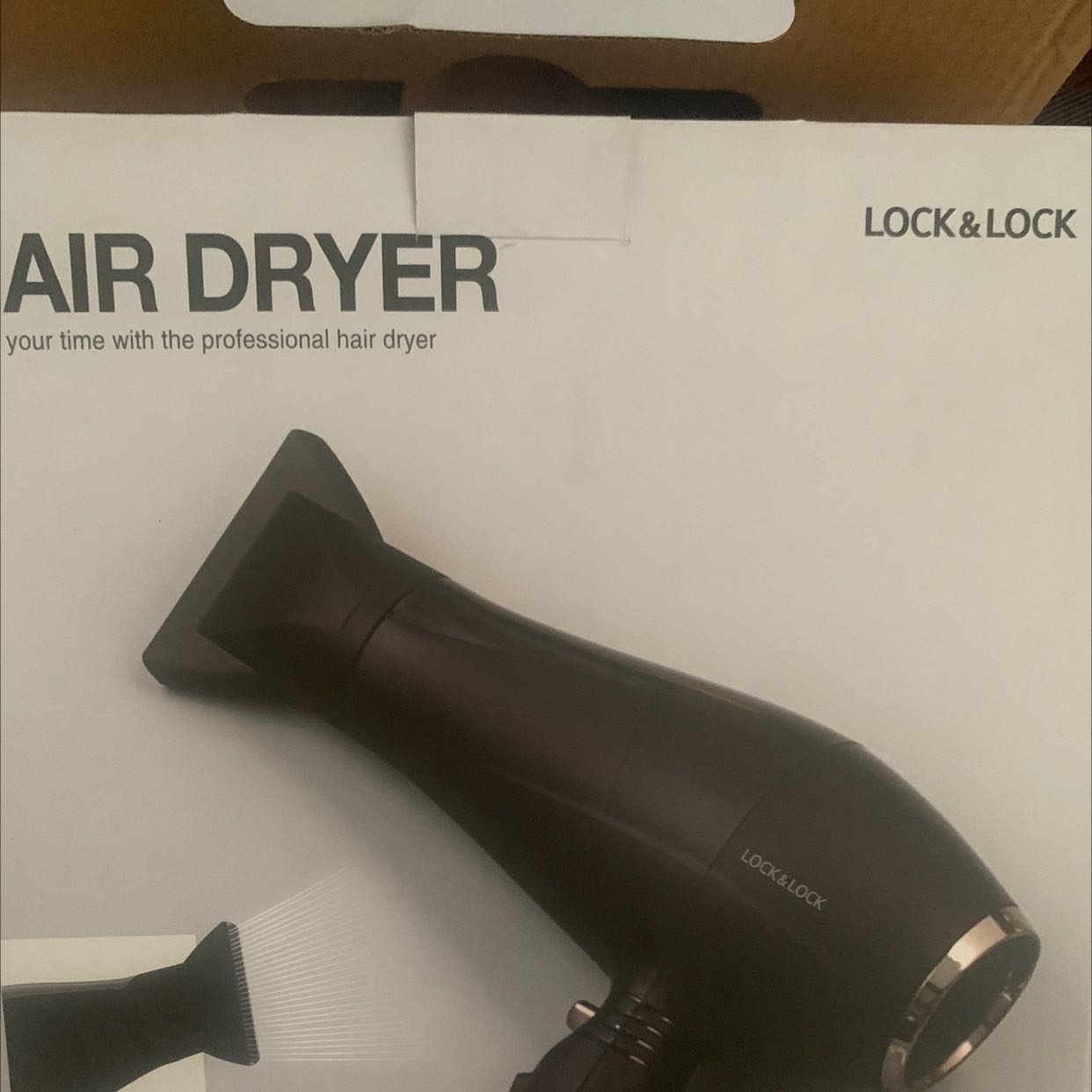 Mức độ gió có 3 chức năng, kiẻu sấy 2 chiều nóng lạnh. Máy cầm hơi nặng tay. Lúc mới mua hơi bay mùi nhựa hơi hắc nên chỉ cho 4sao. Nút công tắt với nút mức gió cả 2 đều điều chỉnh lượng gió :)))).