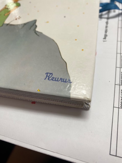 Bìa bị rách rách, cờn xước vậy mà cũng giao cho khách, rất rất tệ. Chỉ được up tối đa 5 ảnh, chứ thực tế chụp ảnh những chỗ rách, cờn còn nhiều hơn