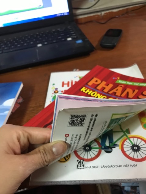 Giao hàng nhanh, trong đơn hàng thấy báo có lì xì sách, nhưng nhận không thấy có. Đóng hàng ẩu dẫn đến hộp bị rách, mép sách cong. Nhìn như sách cũ