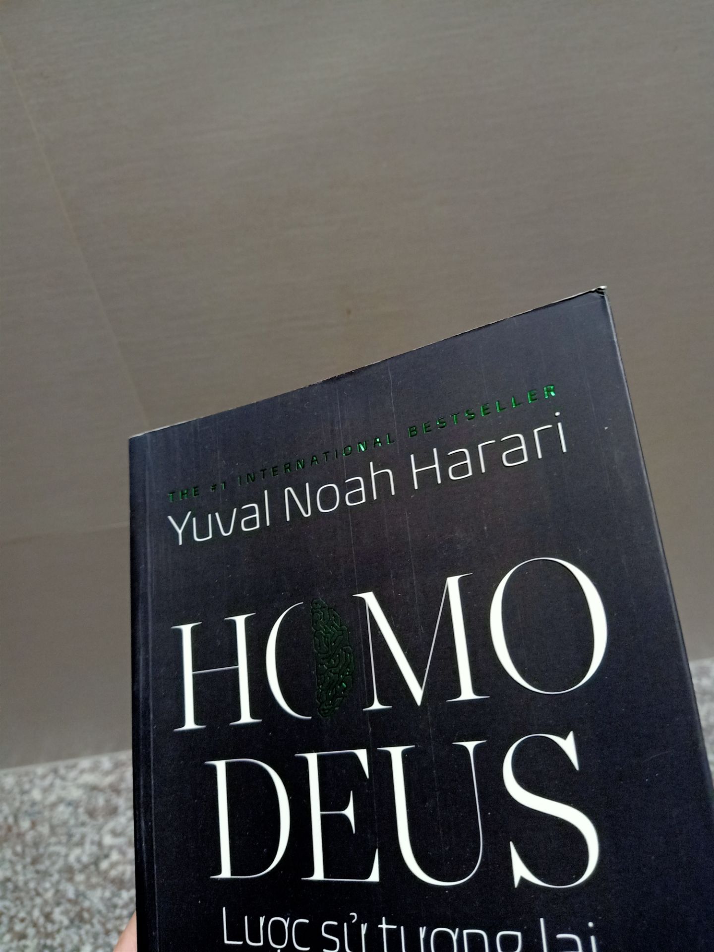 Bìa sách hơi cũ, bị móp và tưa bìa nhẹ, gáy bìa đóng cũng không được đẹp như cuốn Sapiens (khác nxb), keo dán lem nhem, lật giở có cảm giác gãy (nhưng bên trong thì gáy sách ổn, lật giở khá nhẹ). 
Chưa đọc nội dung nhưng có nhiều người recommend nên đặt mua. 
Tiki giao hàng nhanh.