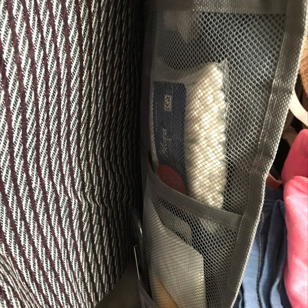 Xài tiện treo dc vớ tất, linh tinh như kéo … hạn chế là may lưới hẹp quá bỏ vo ko dc thoải mái.