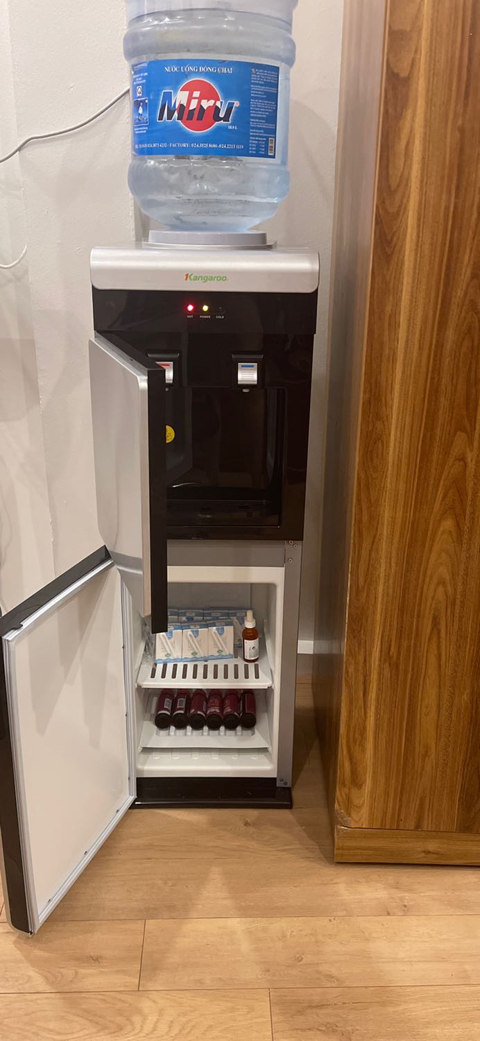 Hiện tại thì mình thấy máy dùng ổn, thích nhất là có ngăn mát để đựng được thêm đồ vào vì phòng mình tầng 2 đỡ phải chạy xuống tủ lạnh dưới nhà. Lắp đặt dễ dàng, không thấy kêu ồn gì nhé! 

Nếu bạn nào thích loại cây nước nóng lạnh đa năng mình nghĩ có thể thử dòng này nha!! Mong là máy sẽ dùng ổn lâu dài :Đ