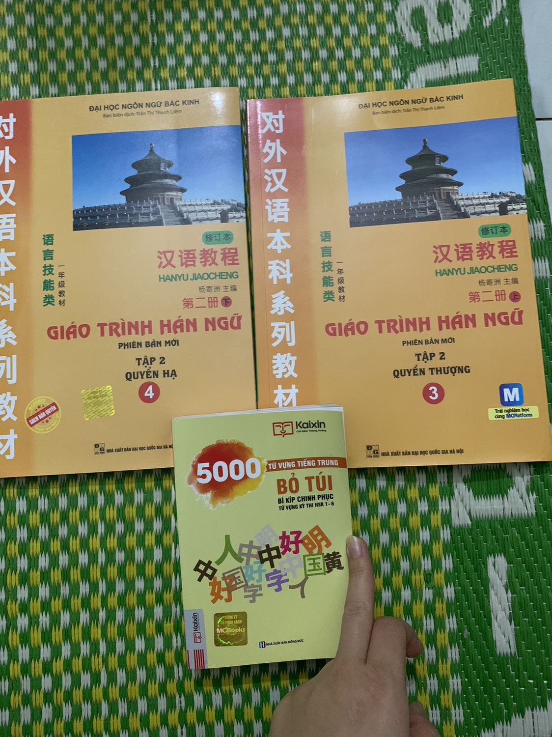 Sách mới,rõ nét,quan trọng giá rẻ hơn các shop khác. có những lỗi nhỏ về thẩm mĩ nhưng ksao. rẻ nên tạm chấp nhận.115k 2quyển 3-4 khá rẻ rồi