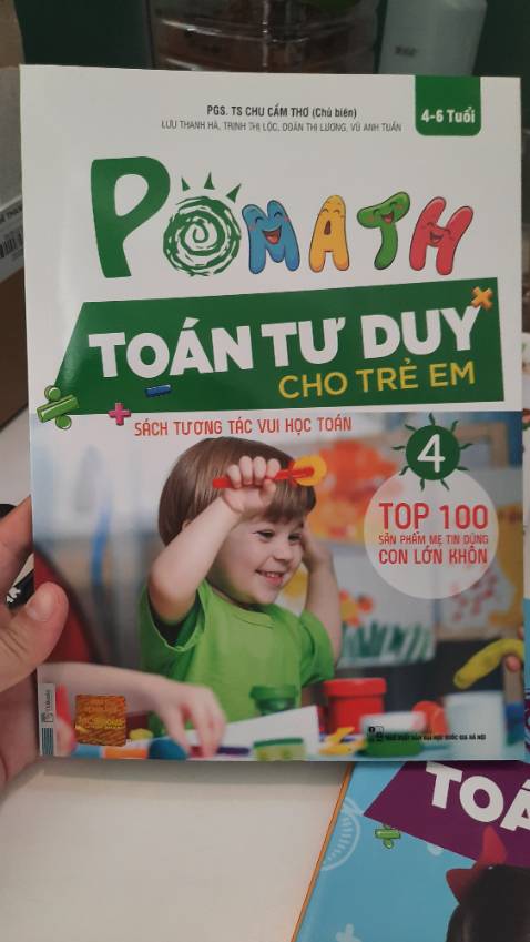 Tập 4 của bộ 6 cuốn PoMath - Toán tư duy này tiếp tục mở rộng phạm vi tư duy của trẻ tới thêm bớt ở phạm vi 10, các chiều không gian và cân nặng, thêm góc sáng tạo tranh biến hình, rồi cả giải Sudoku và mật mã.
Cuối sáng có chương cho cha mẹ kiểm tra lại kiến thức của trẻ, và 1 trang sticker để trẻ dùng cho sáng tạo nữa.
Nhìn chung các bậc phụ huynh nên sắm bộ này để học cùng các con.