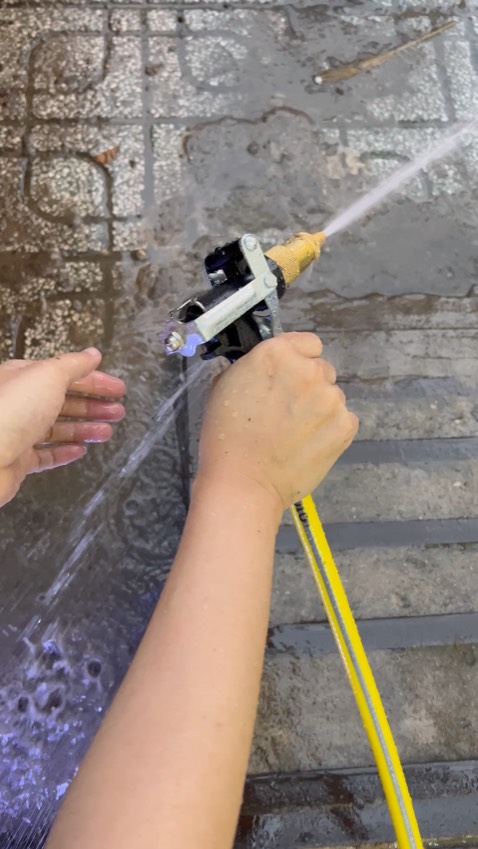 172k giản còn 133k dây 10m, về nhà xiết lại ốc mới dùng được đoạn dây, còn vòi thì vặn thật chặt mới tưới cây được chứ để dạng tia xịt thì chảy ngược rất bực mình, lực bóp rất mỏi tay, cứng khó xịt, đóng gói hàng rất sơ sài, 1 lớp giấy xi măng để dây bẹp gấp, không có hộp của tiki nhìn rất mất mỹ quan!