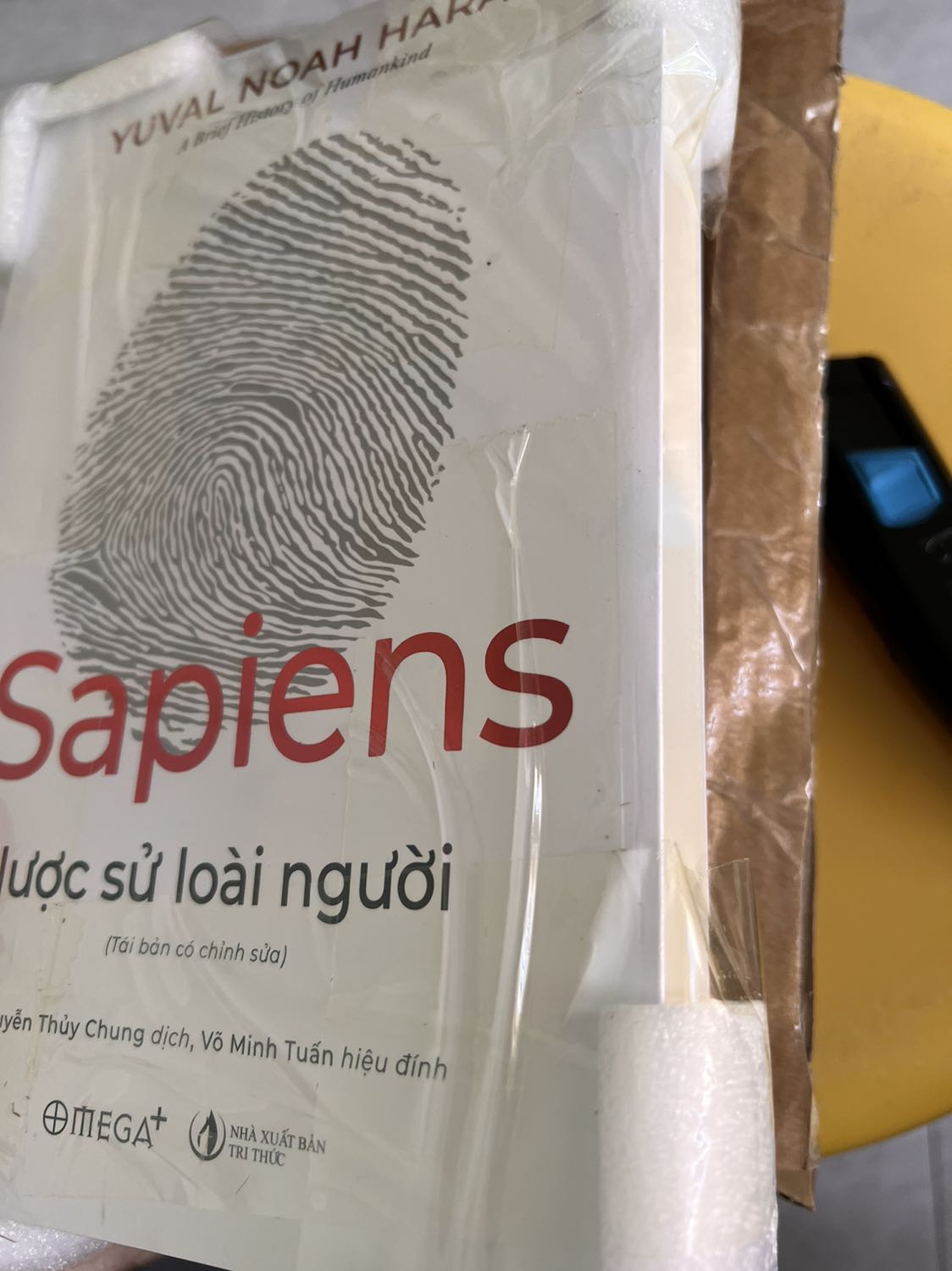 Hộp giấy móp méo rất nhiều cho thấy có sự va đập mạnh nhưng sách bên trong được đóng gói rất cẩn thận bọc 4 cạnh của sách. Mở ra thì sách có bị trầy mặt bìa và móp ở 1 cạnh thôi còn chất lượng trang giấy bên trong rất ổn. Hi vọng có thêm dịch vụ cho bao kính sách nữa là tuyệt vời